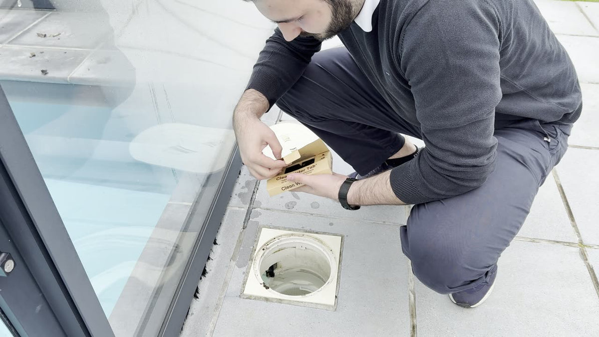 Tablette placée dans le skimmer d'une piscine
